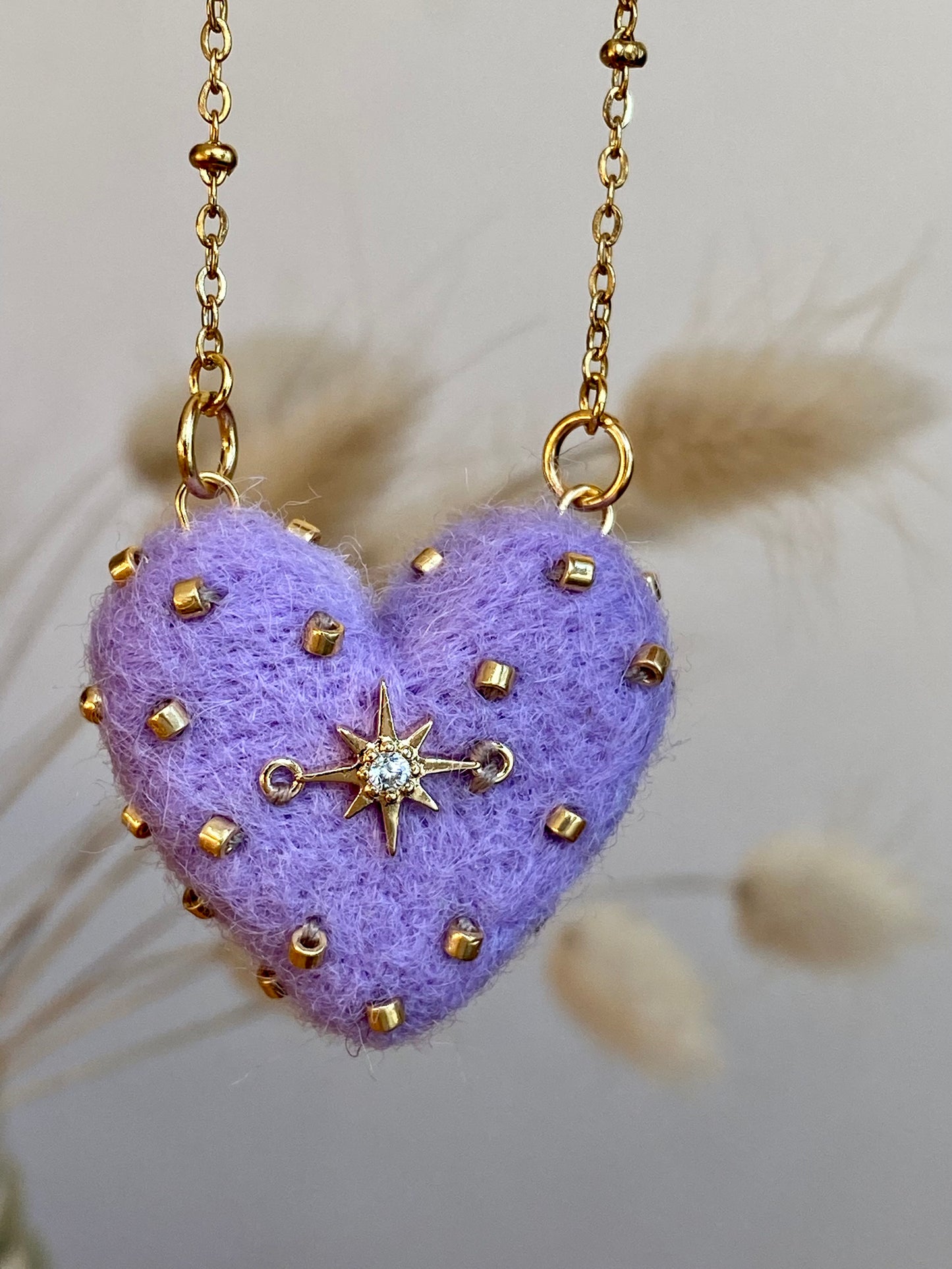 Corazón de lana fieltrada con estrella.