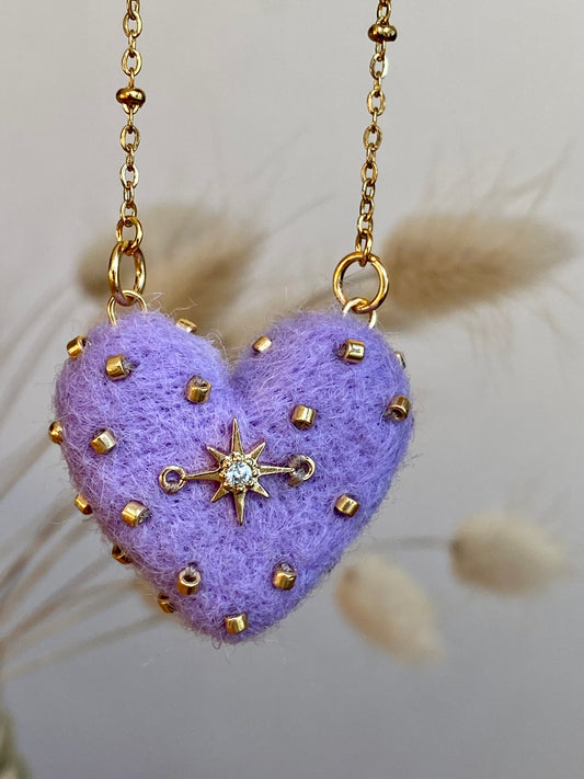 Corazón de lana fieltrada con estrella.